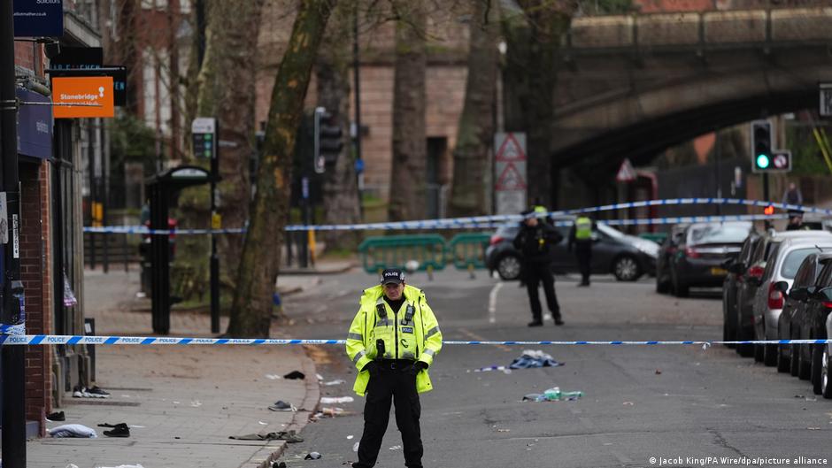 Autofahrer in England rammt Gruppe von Fußgängern