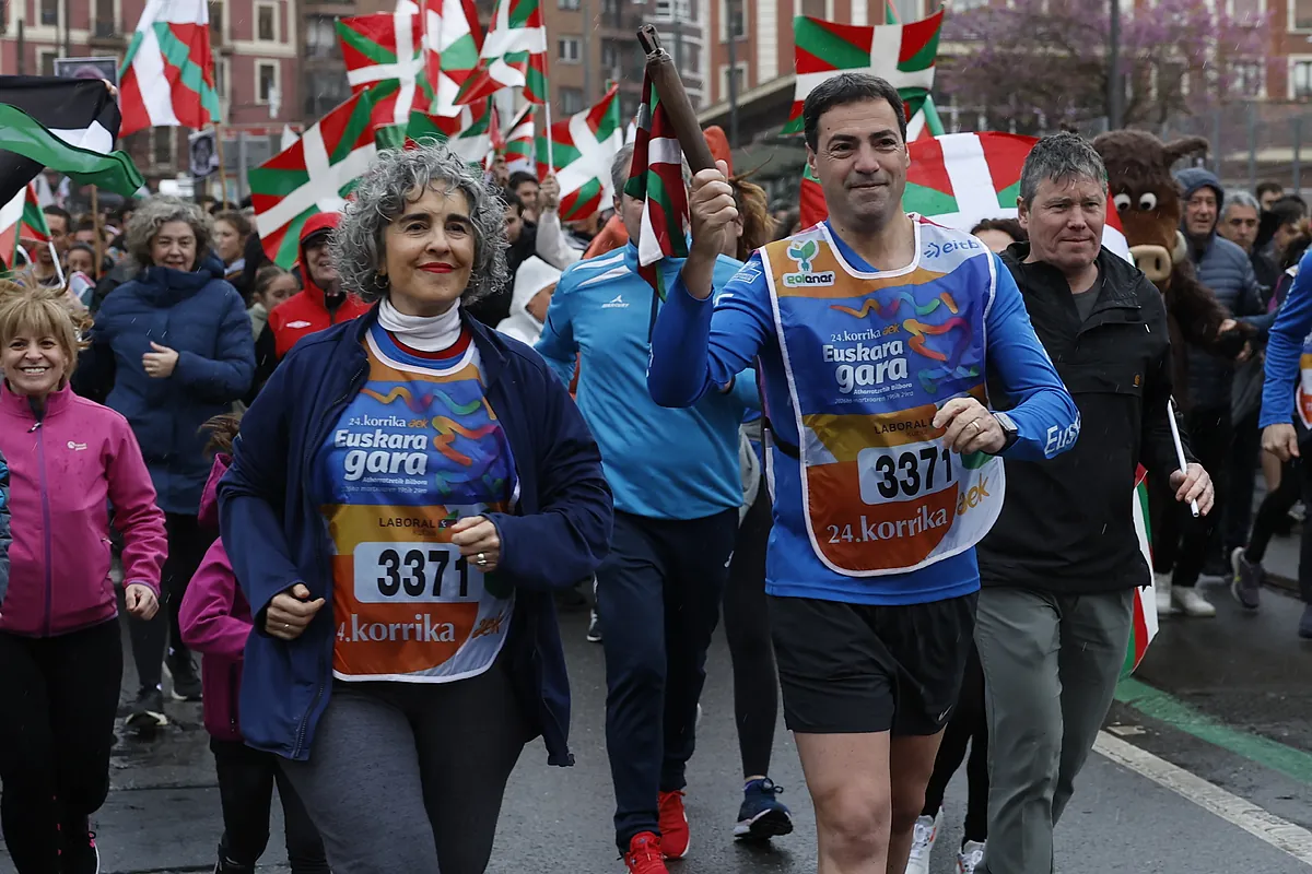 La polémica Korrika en defensa del euskera llega a su meta en Bilbao con la participación de Pradales y exhibiendo de nuevo imágenes de presos de ETA