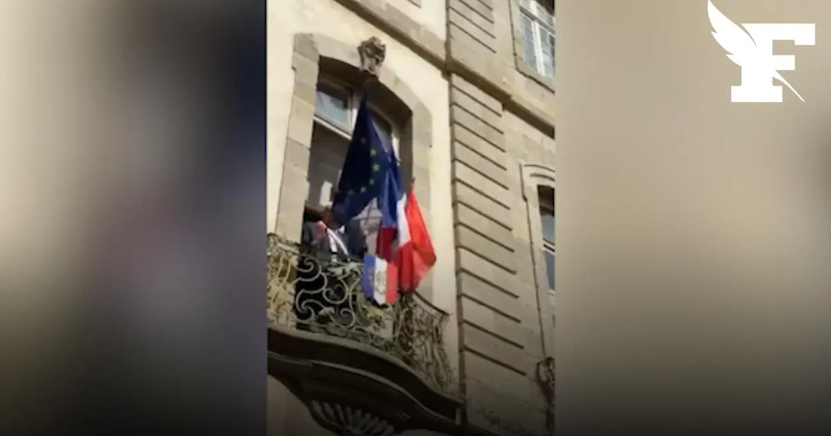 «Dehors les drapeaux européens»: Fraîchement élu, le maire de Carcassonne retire le drapeau de l’UE du fronton de la mairie