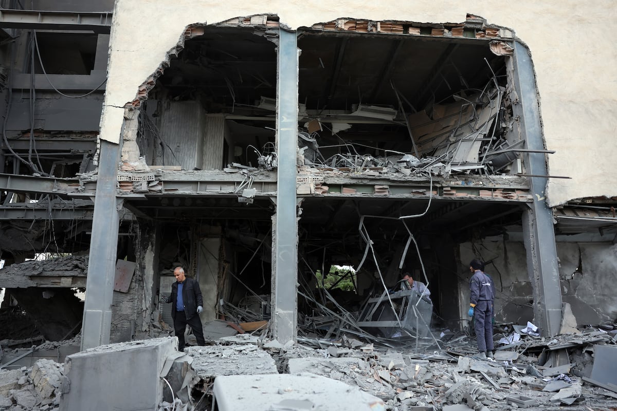 Irán acusa a Estados Unidos de planificar una invasión mientras habla de negociaciones