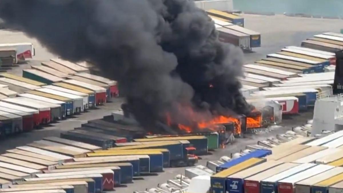 
                          Un incendio en la zona portuaria provoca una aparatosa columna de humo visible en Barcelona
                      