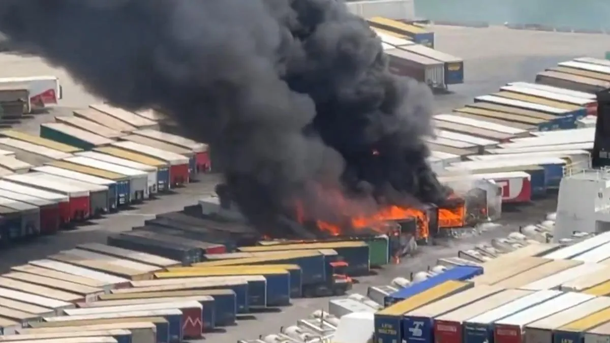 
                          Un incendio en la zona portuaria provoca una aparatosa columna de humo visible en Barcelona
                      
