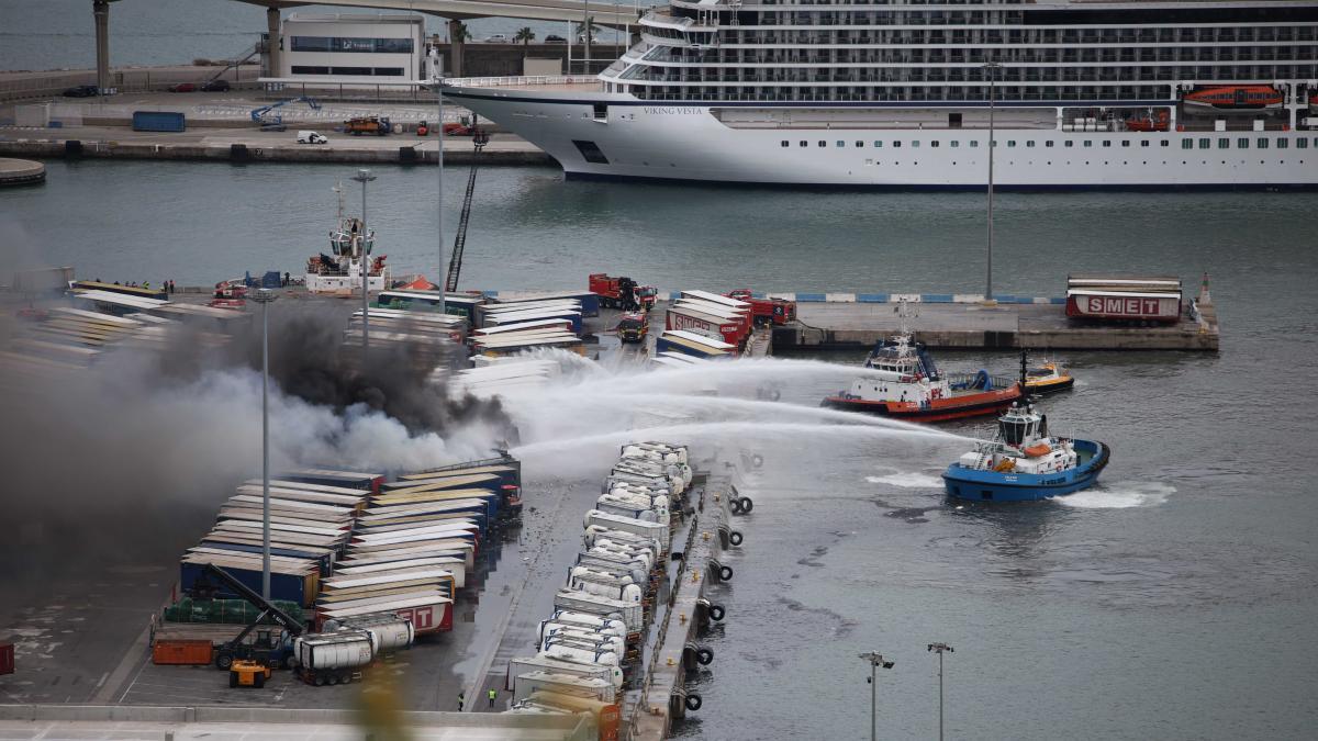 
                           Las labores de extinción y la columna de humo tras el incendio en el Puerto de Barcelona, en imágenes
                       