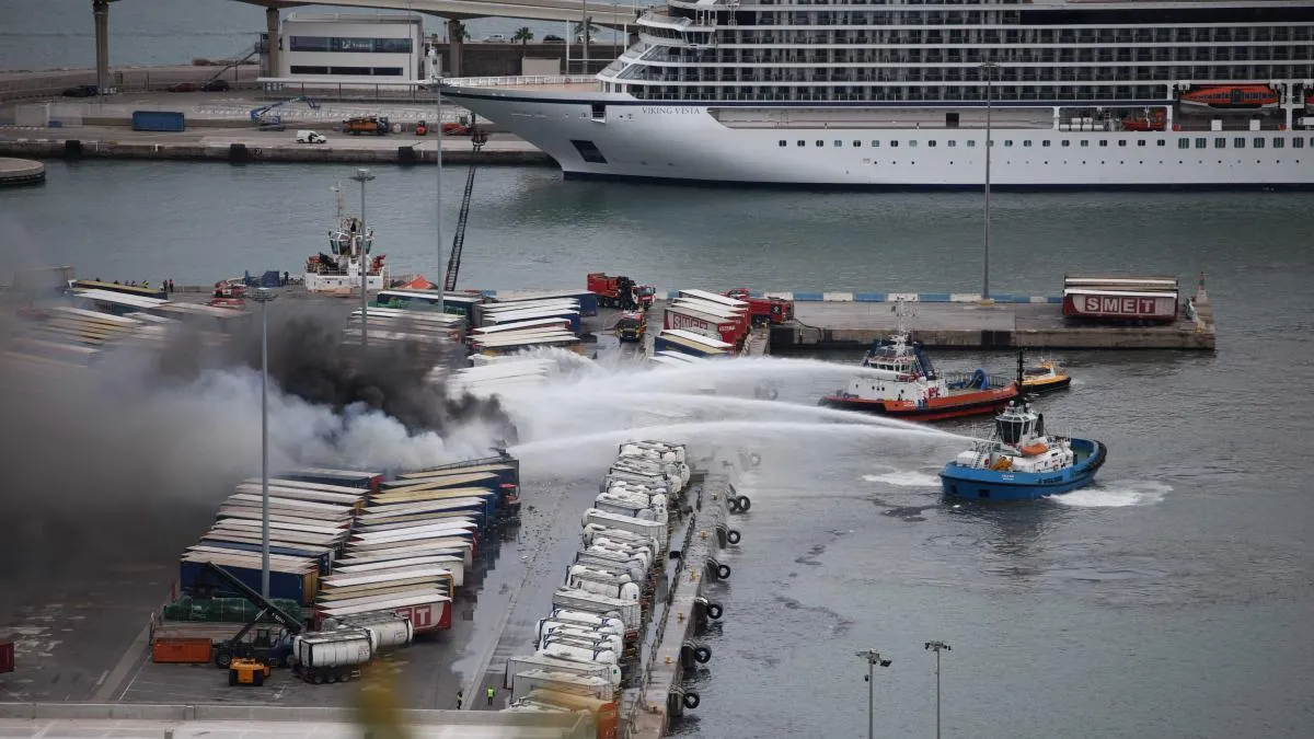 Las labores de extinción y la columna de humo tras el incendio en el Puerto de Barcelona, en imágenes