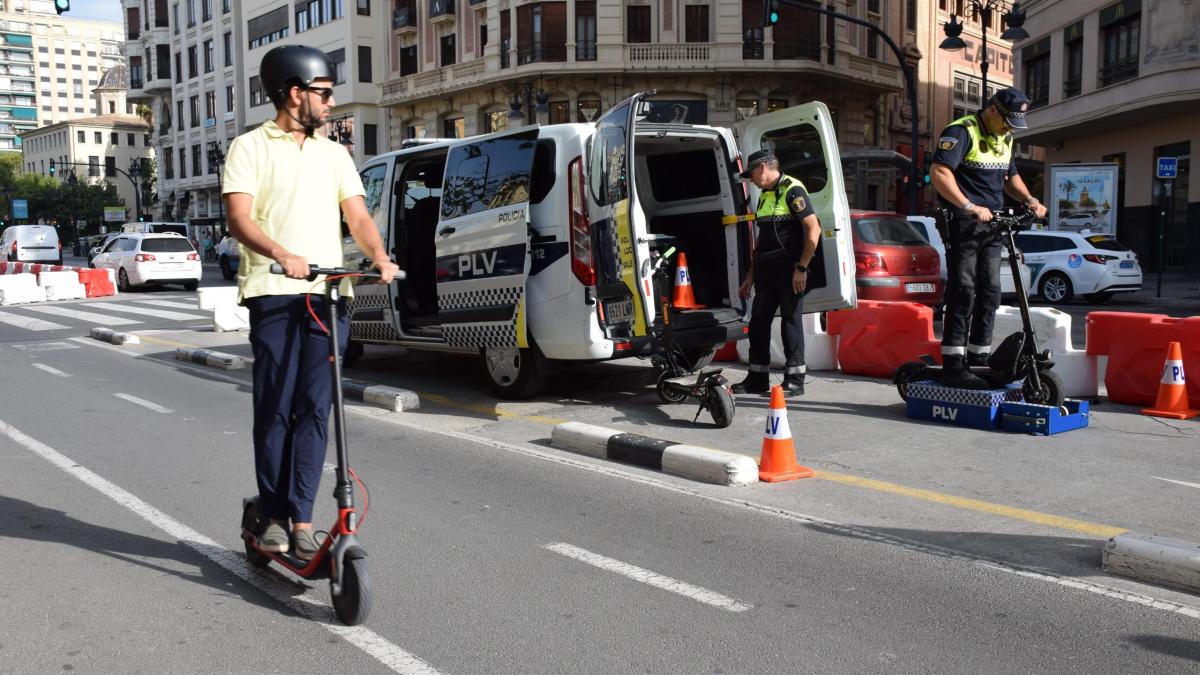 
                                                  La nueva unidad en patinete de la Policía de València ya ha impuesto casi 300 denuncias
                                              