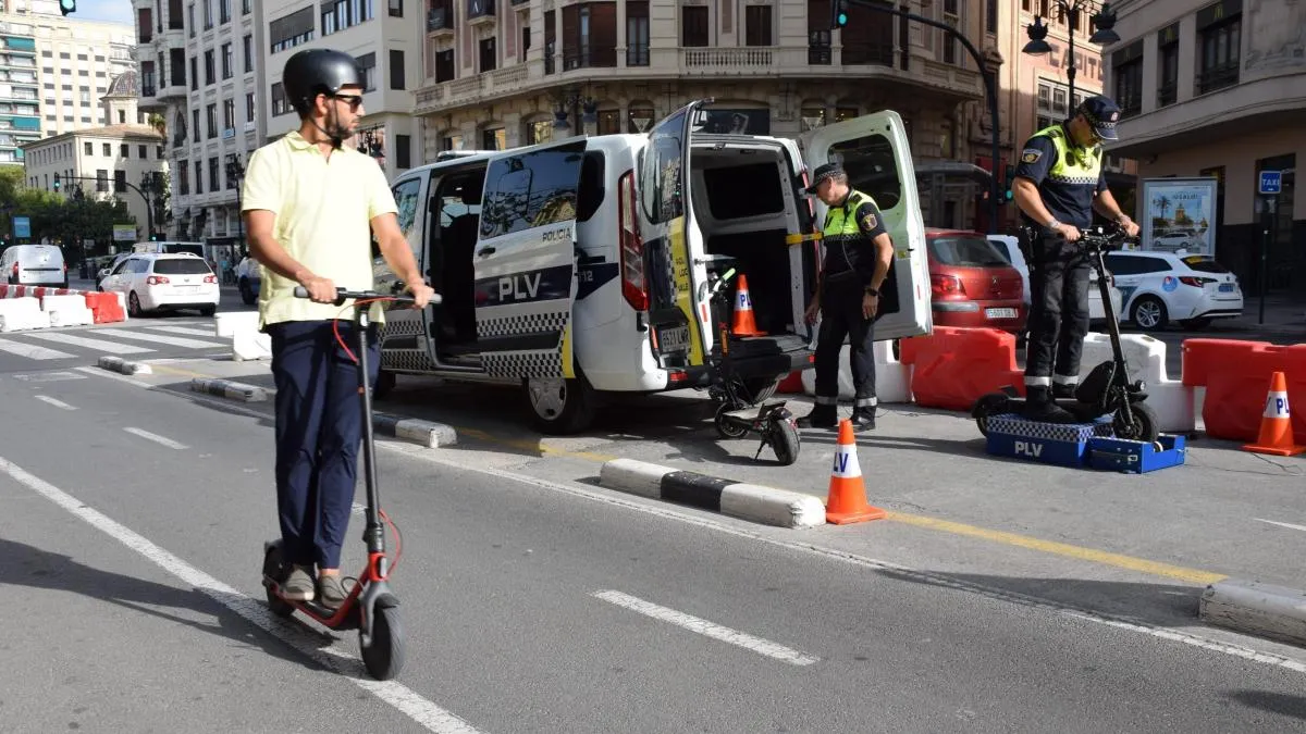 La nueva unidad en patinete de la Policía de València ya ha impuesto casi 300 denuncias