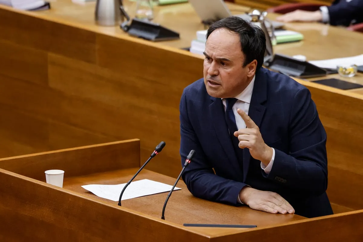 De las oposiciones al traslado: así ha defendido el presidente valenciano el puesto de su pareja