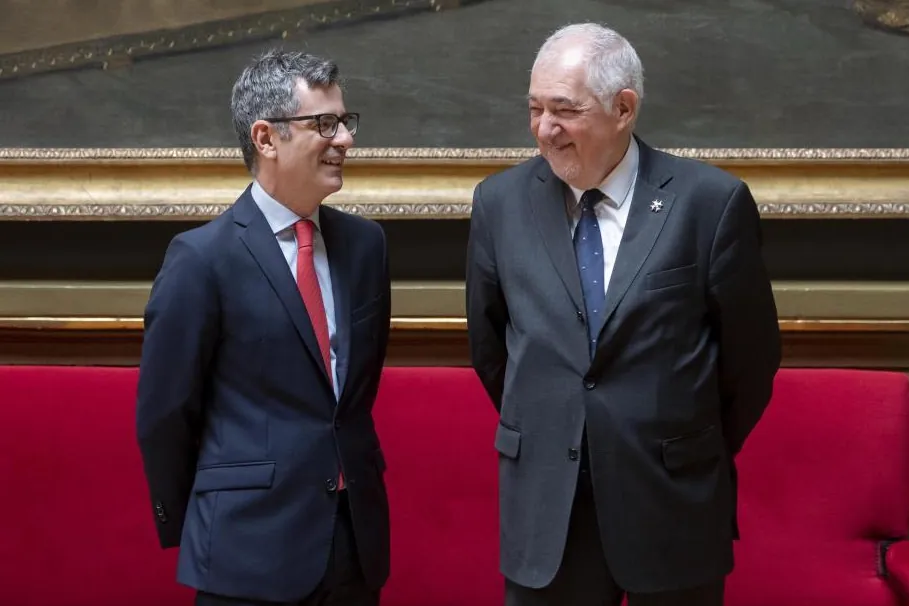 Un magistrado denuncia la "obsequiosa deferencia" del Constitucional con los 'decretazos' de Sánchez