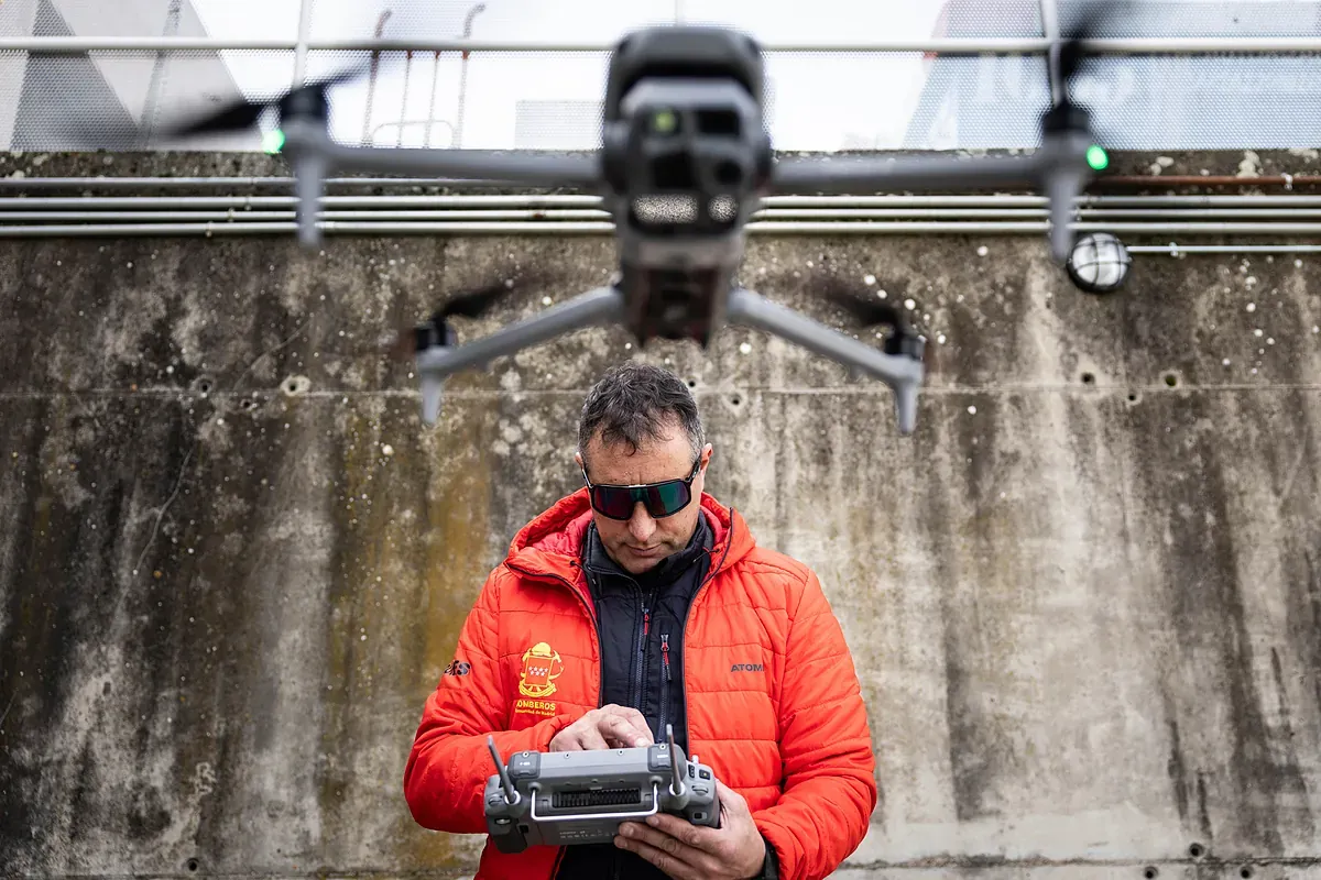 Así trabaja el Grupo Especial de Drones de los Bomberos: "Al principio lo veían como un juguete, una cámara con alas. La guerra de Ucrania cambió esa percepción"