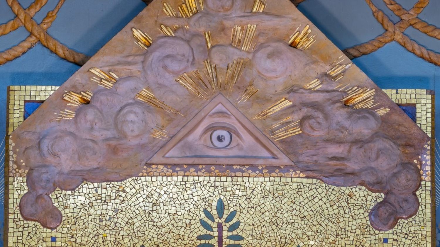 Une coach, des barbouzes, des francs-maçons... On vous raconte l'histoire des crimes commandités par la loge Athanor, qui arrive devant la justice le 30 mars