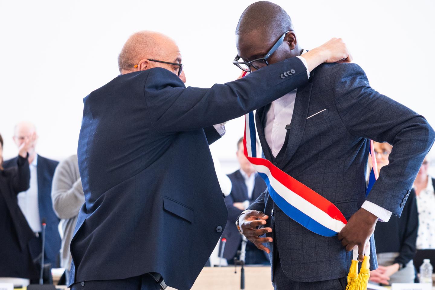 Municipales : entre attaques racistes et alternances sous tension, les nouveaux élus « insoumis » s’installent dans un climat électrique