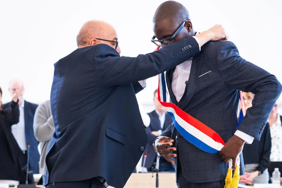 Municipales : entre attaques racistes et alternances sous tension, les nouveaux élus « insoumis » s’installent dans un climat électrique