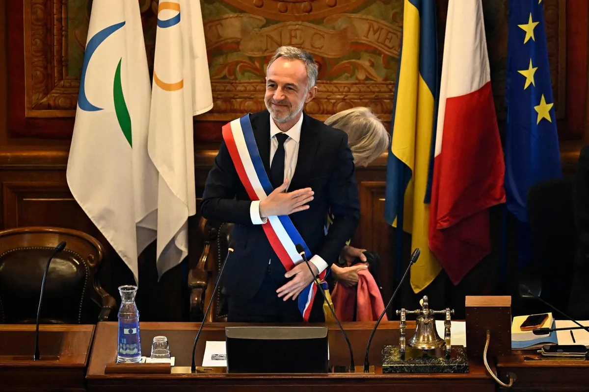 A Paris, Emmanuel Grégoire revêt l’écharpe de maire et ouvre la cinquième mandature consécutive de gauche