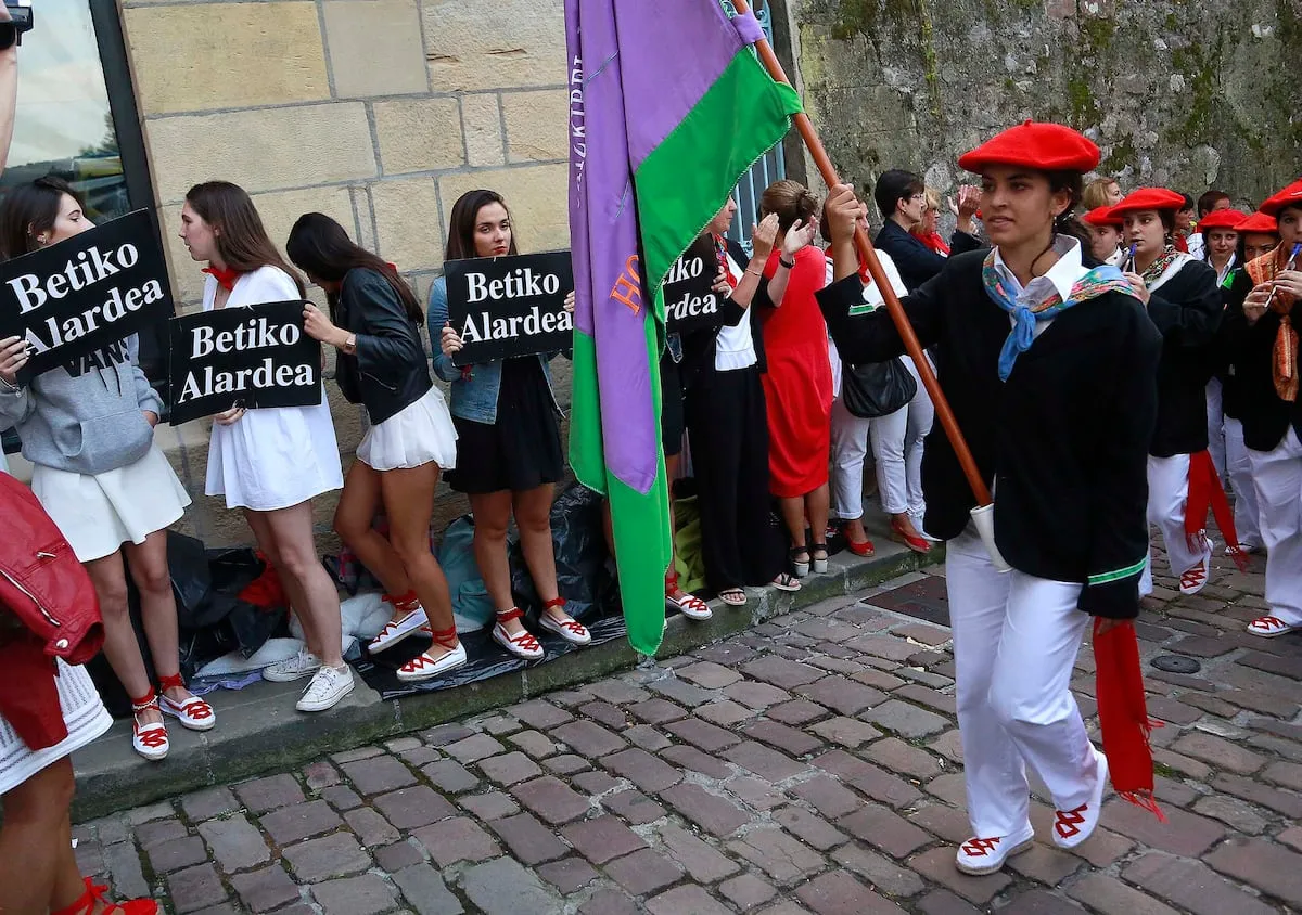 Hondarribia aprueba un plan para acabar con la discriminación de la mujer en el Alarde