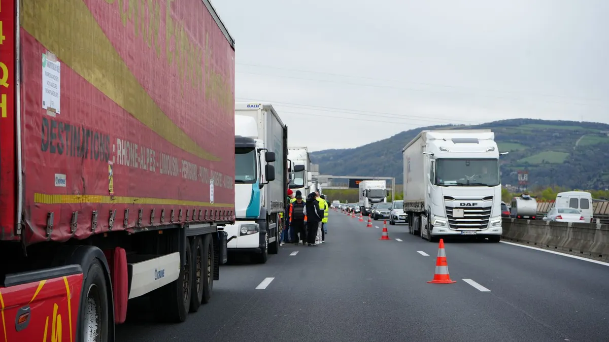 Prix des carburants : les routiers manifestent à Paris afin de demander des aides supplémentaires