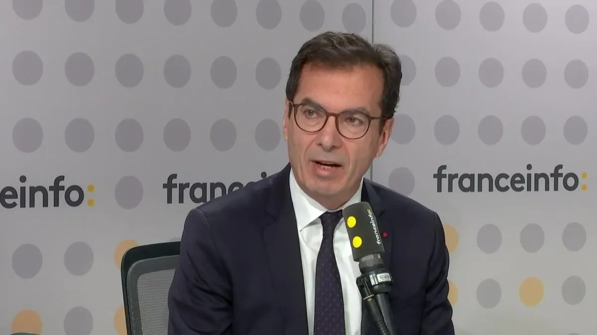 Hausse du prix des carburants : le ministre du Travail "prêt à mettre en place des mesures de chômage partiel pour soulager les entreprises"
