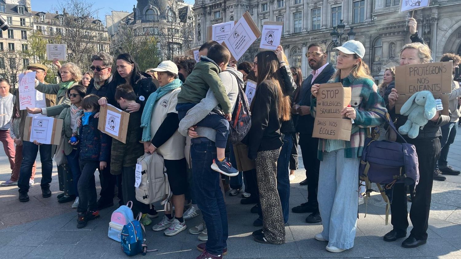 "Honte à la police" : des parents dénoncent des enquêtes "insuffisantes" sur les violences sexuelles dans le périscolaire en région parisienne