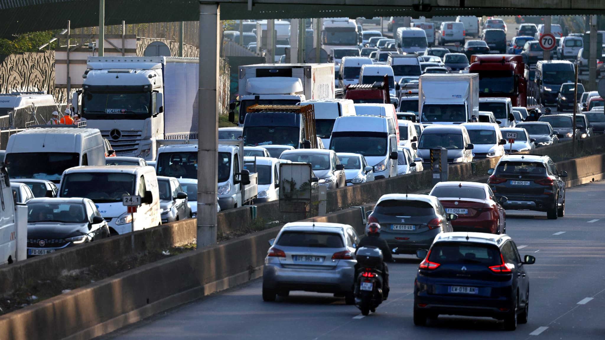 "On demande une baisse à la pompe": opération escargot des camions et autocars sur le périphérique parisien ce lundi