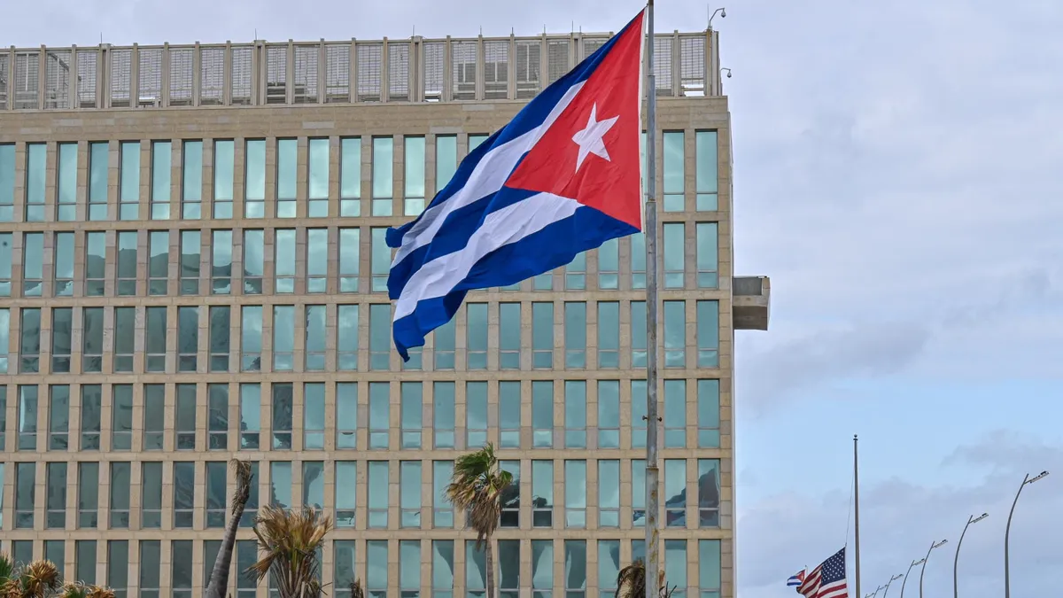 "Cela ne me pose aucun problème": Donald Trump ouvre la porte à un pétrolier russe sous sanctions attendu mardi à Cuba