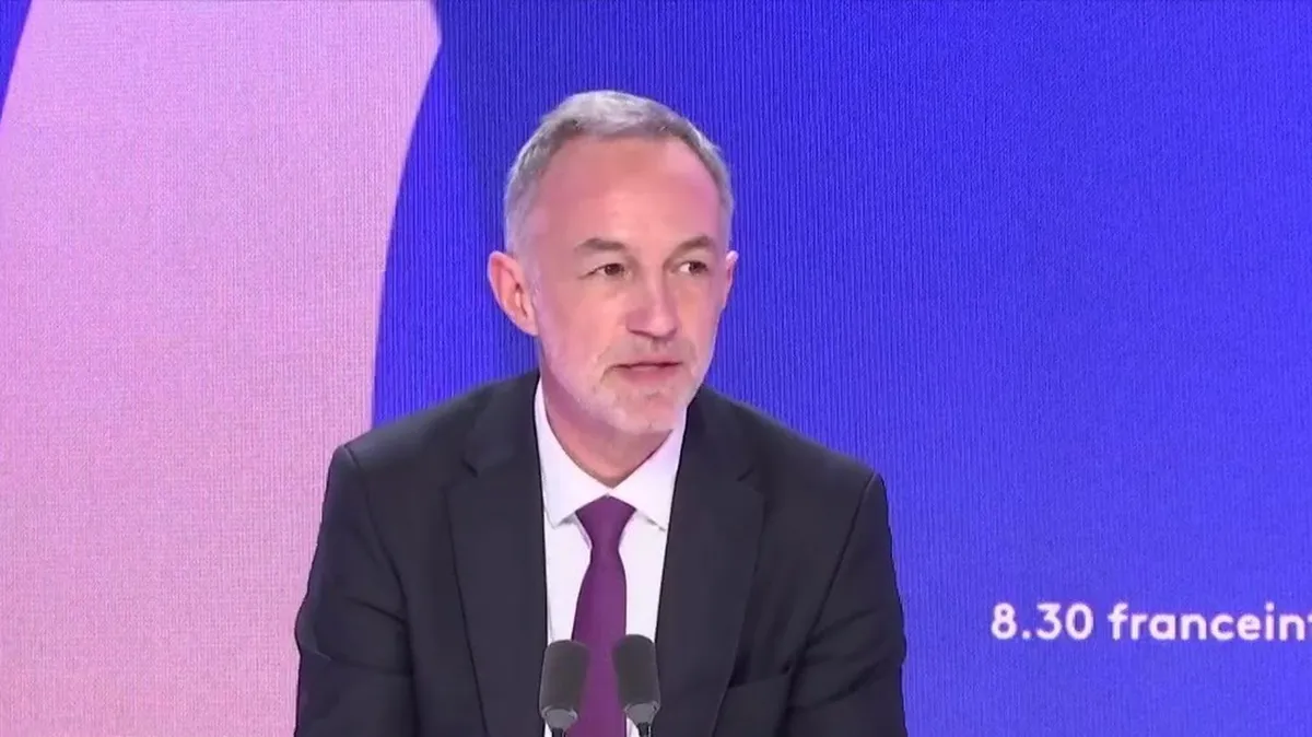 Vente du Parc des Princes : "Nous souhaitons clôturer les discussions au plus tard à la fin de l'été", assure Emmanuel Grégoire, maire de Paris