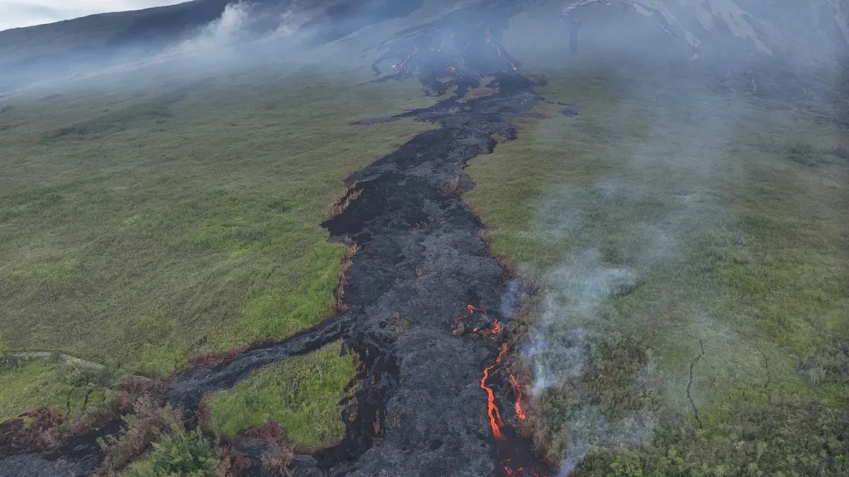 A La Réunion, la coulée de lave du piton de la Fournaise atteint de nouveau l’océan