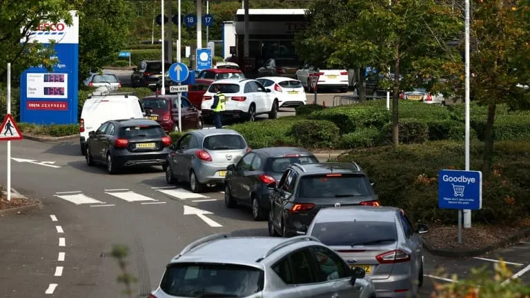 Face au risque de pénurie de carburants, le Royaume-Uni envisage le rationnement de l'essence et la limitation de vitesse à 80 km/h