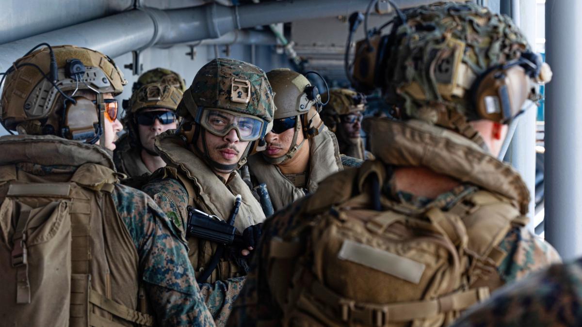 
             Los marines de EE.UU. ya operan en Oriente Medio
         