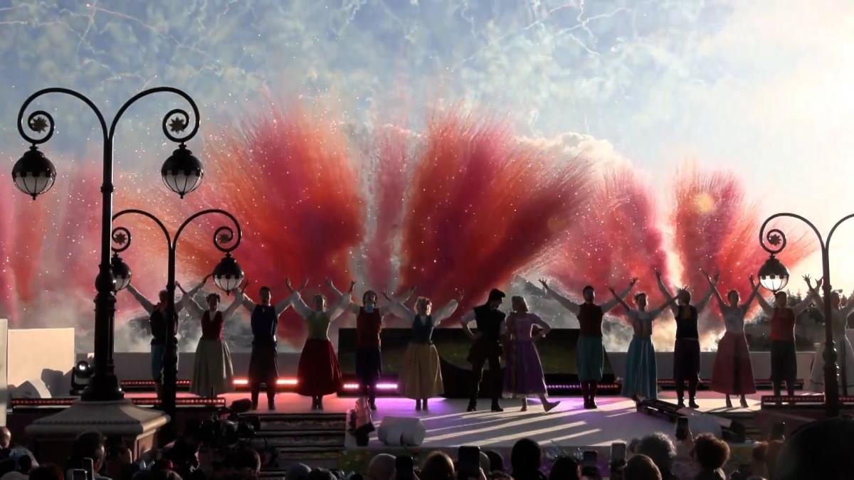 
                                      Se abren las puertas de 'Disney Adventure World' en París
                                  