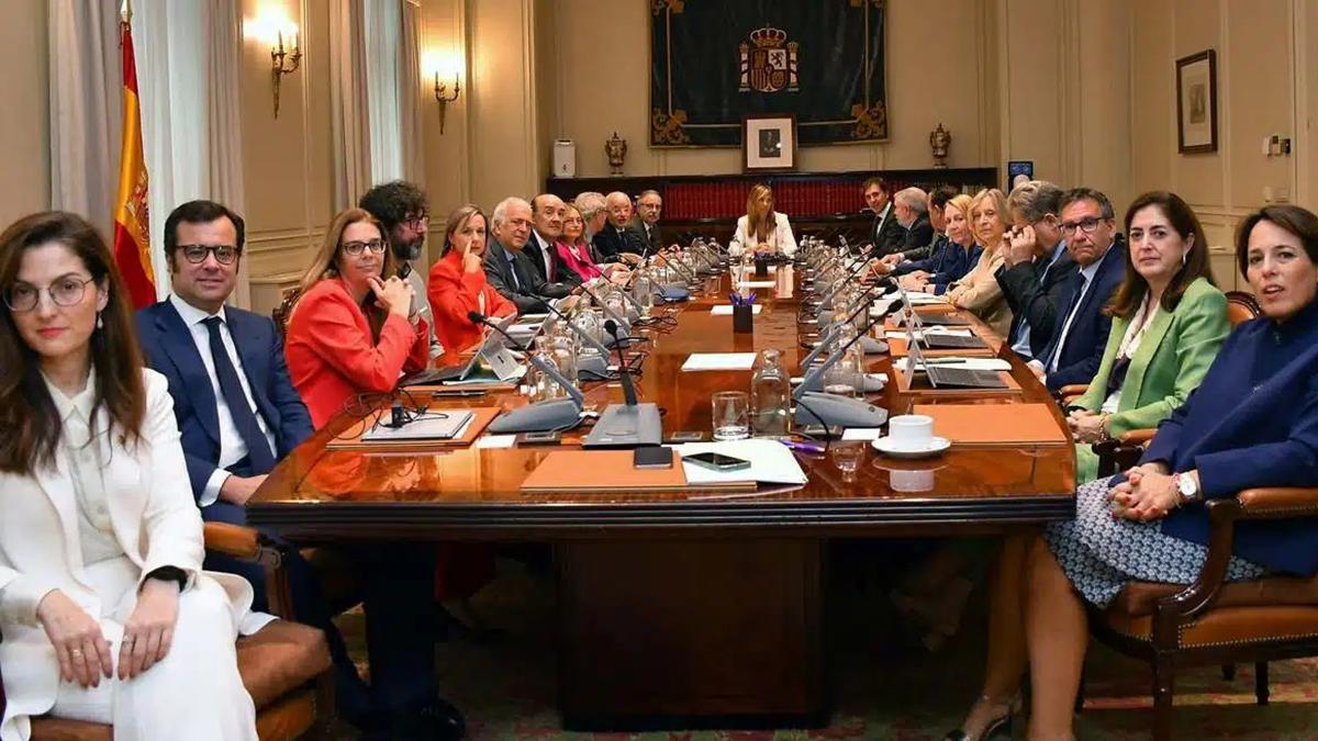 
                                                                             Los miembros del CGPJ se aprueban una subida de sueldo de hasta 800 euros mensuales
                                                                         