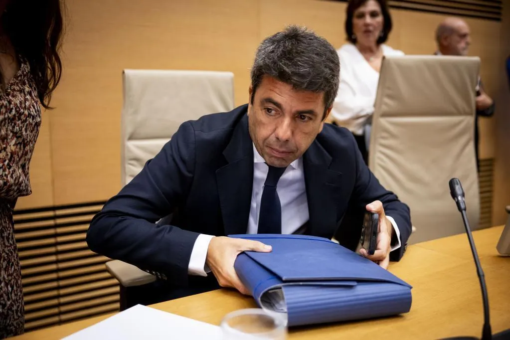 Mazón cambia de estrategia y pide personarse en la causa de la dana ante la sospecha de que la jueza le cita como testigo para investigarlo