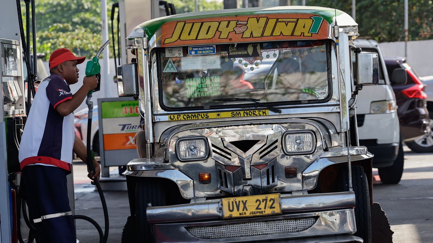 "Si les conducteurs de jeep arrêtent de travailler, tout va s'arrêter" : les Philippins inquiets de la hausse du prix des carburants