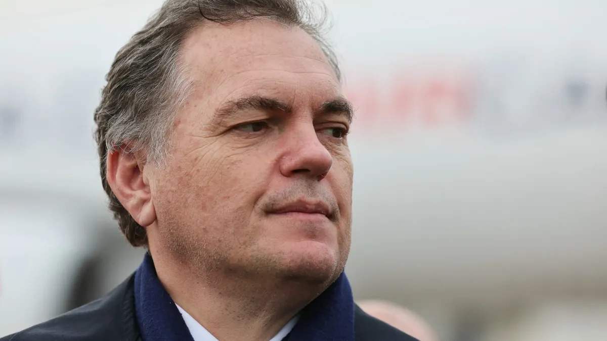 "Si la situation perdure, en mai, en juin...": le ministre des Transports ne ferme pas la porte à la reconduction des aides aux entreprises face à la hausse des prix des carburants