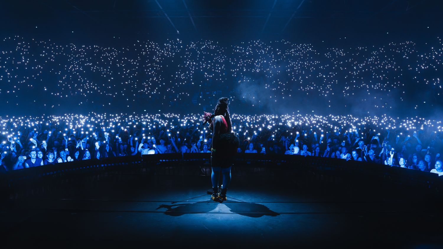 Au Zénith de Paris, Theodora portée par son exubérance et ses éclectiques "invités surprises"