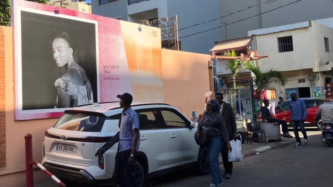 Sénégal: une exposition photo en pleine rue rend hommage aux Dakaroises des années 1960