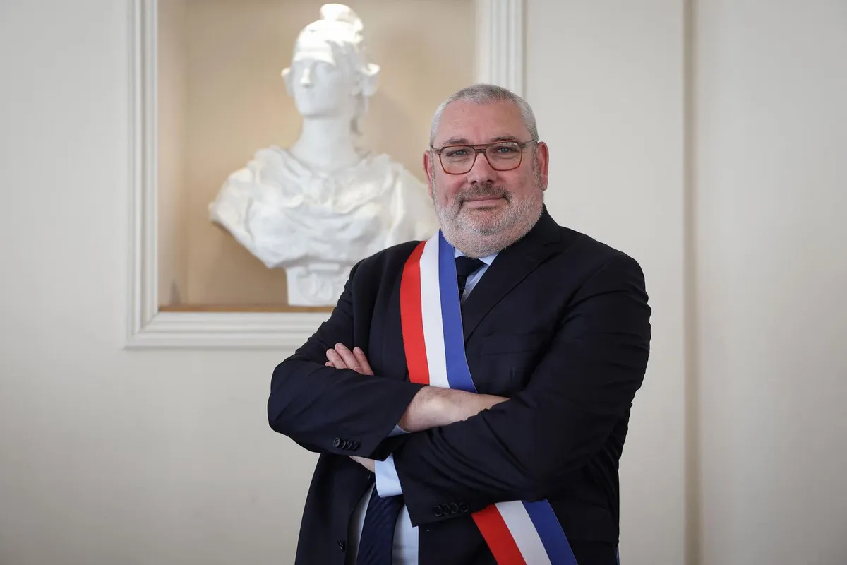 Des maires RN nouvellement élus retirent le drapeau européen de leur hôtel de ville