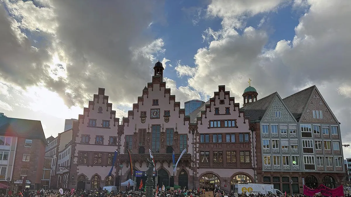 Tausende demonstrieren in Frankfurt gegen Gewalt an Frauen