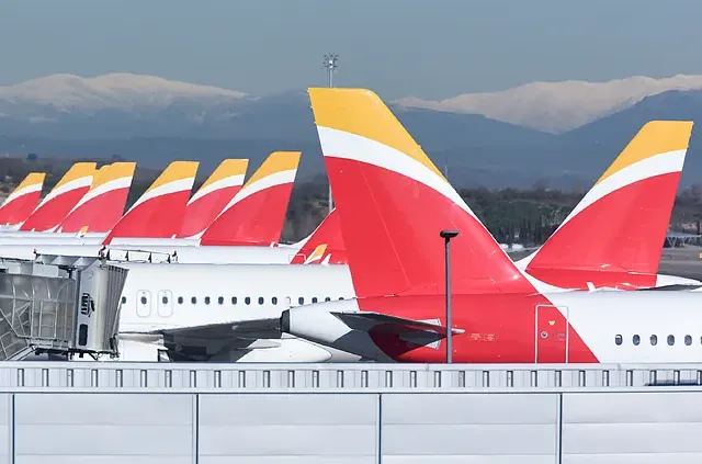 Iberia y los sindicatos firman el acuerdo para un ERE voluntario para 996 empleados