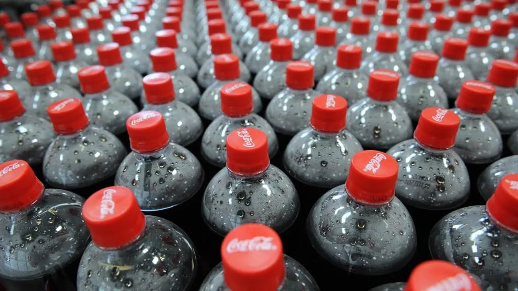 Couverts jetables, bouteilles, sacs poubelle, câbles... Le plastique est l'autre victime de la guerre en Iran (et il flambe déjà à des niveaux jamais vus en 25 ans)