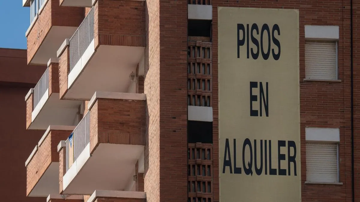 Consumo avisa a fondos e inmobiliarias con 100.000 viviendas de la prórroga obligada de los alquileres