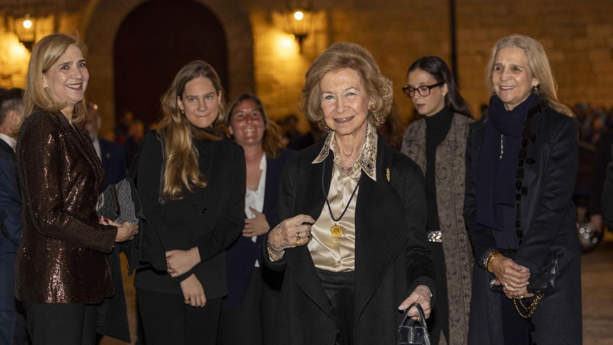Las infantas Elena y Cristina reaparecen como acompañantes de la reina Sofía en Palma