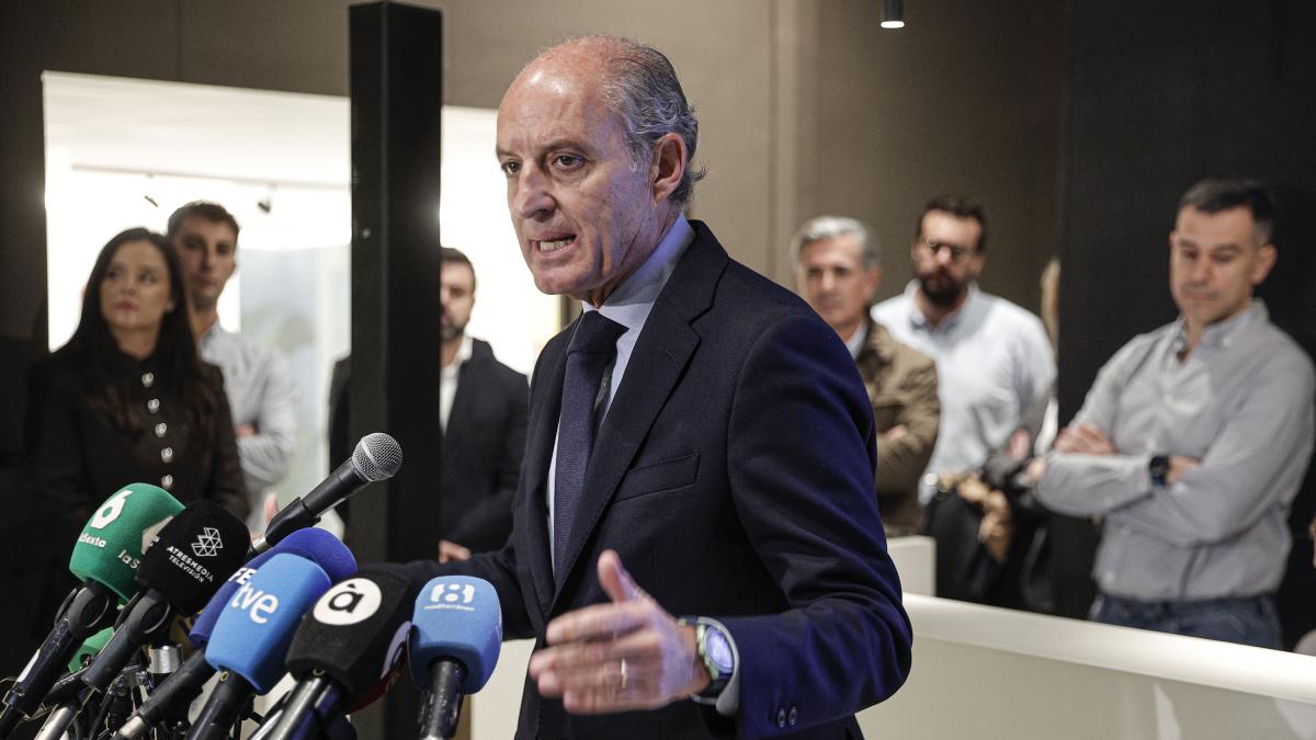 
                                        Compromís desvela que Camps gastó 15.000 euros en un año en gasolina como expresident
                                    