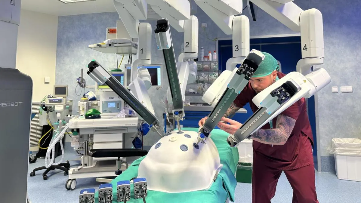 
                                            Alianza inédita de hospitales comarcales para la compra de robots quirúrgicos
                                        