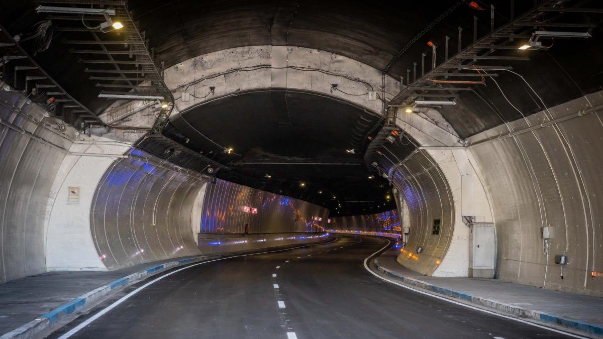 
                                             Reabre el túnel de la Rovira de entrada a Barcelona tras un año cerrado por obras
                                         