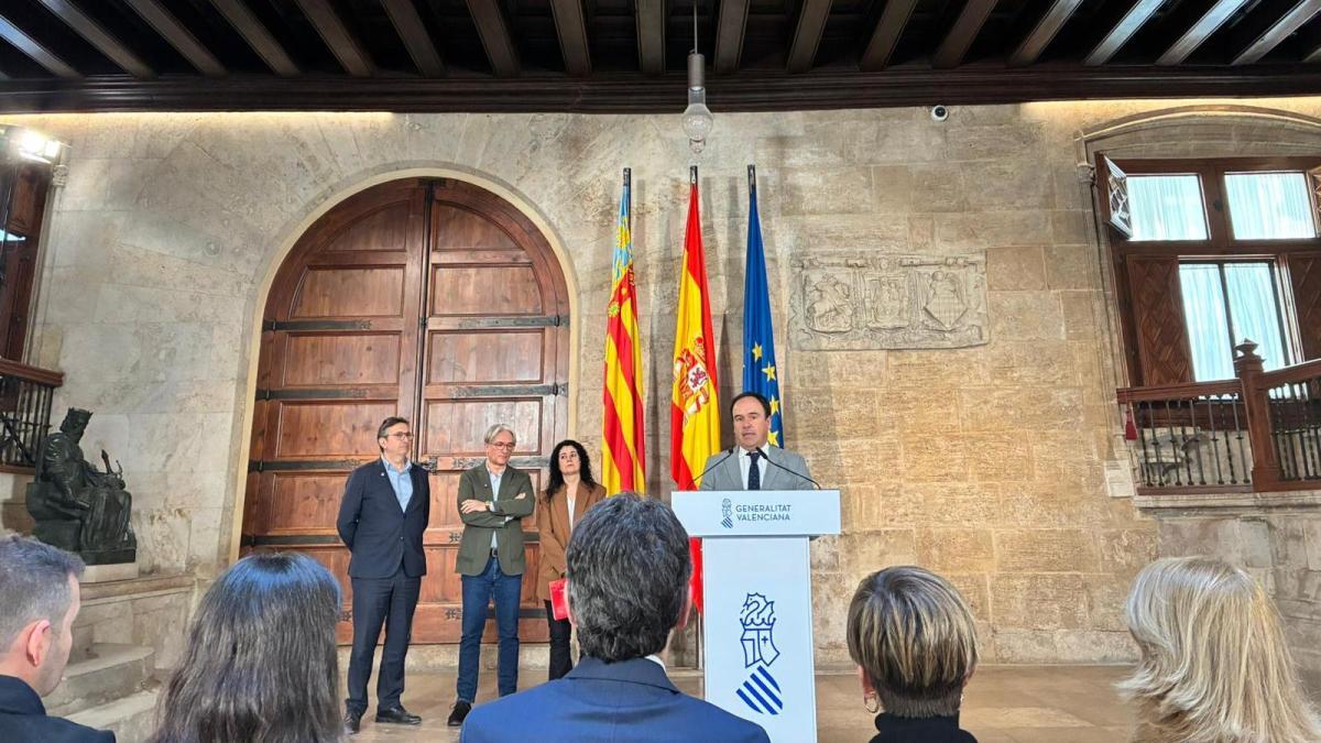 
                                                 Pérez Llorca se abre a hablar de financiación autonómica y créditos dana con Arcadi España
                                             