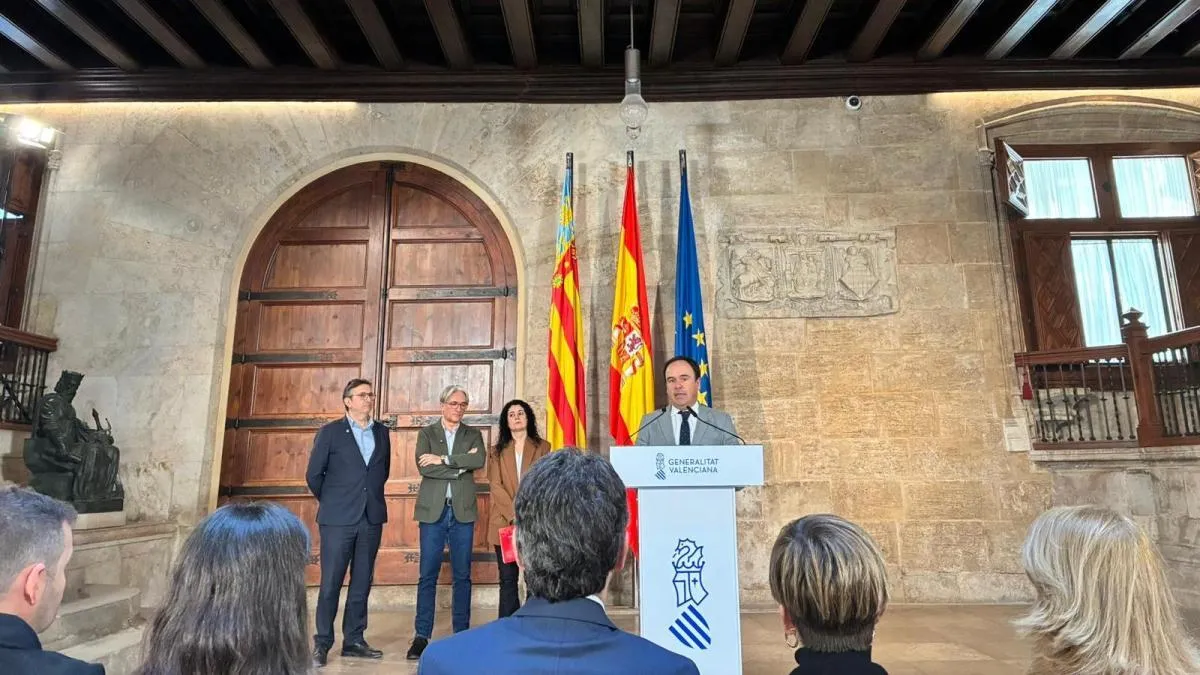 
                                                 Pérez Llorca se abre a hablar de financiación autonómica y créditos dana con Arcadi España
                                             
