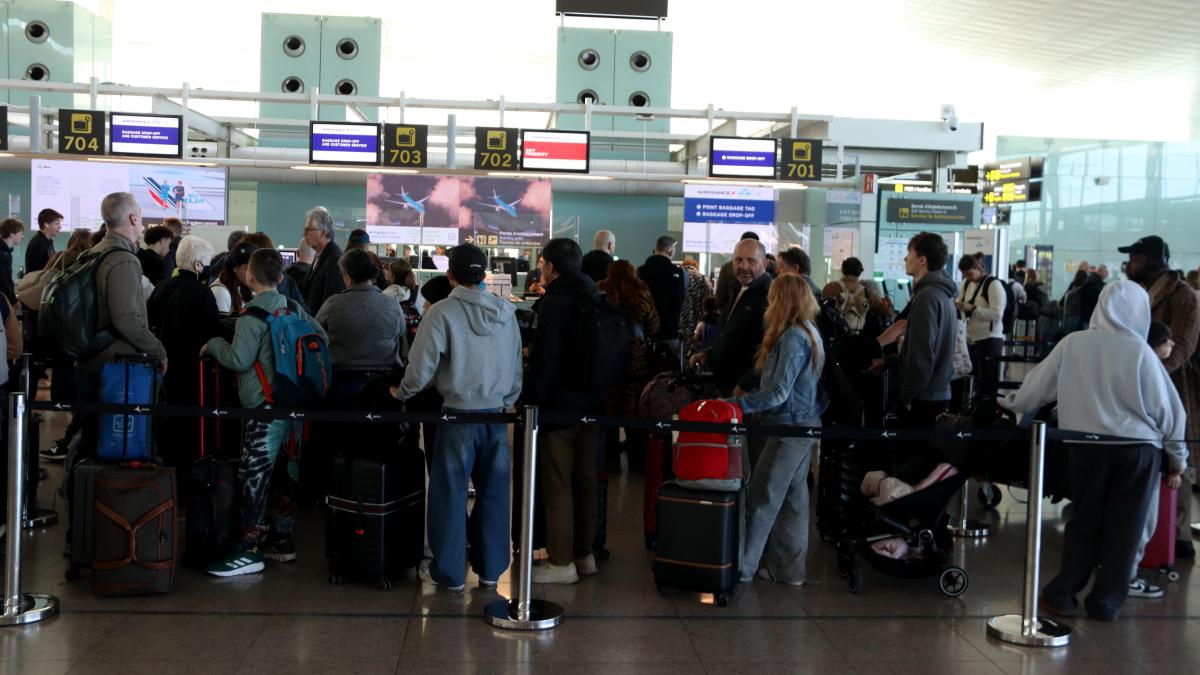 
                                                                                                            La huelga del 'handling' en los aeropuertos provoca retrasos de vuelos en plena operación salida
                                                                                                        