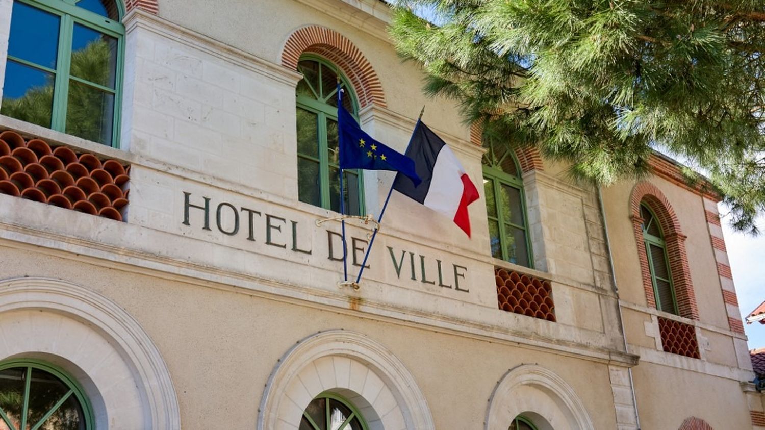 Des maires RN nouvellement élus retirent les drapeaux européens de leurs hôtels de ville