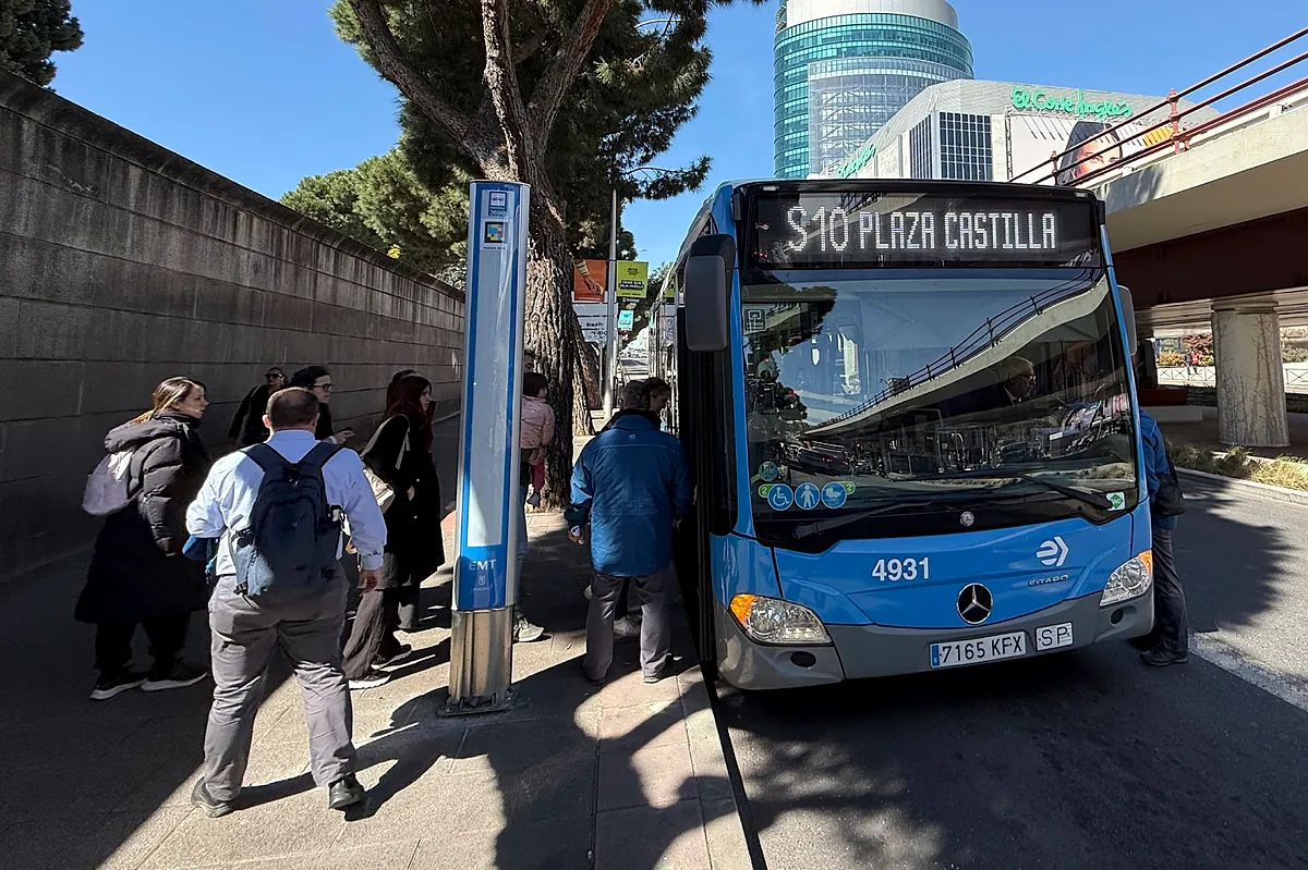 Carreras, despistes y el 'fantasma' de la Circular en el primer día del bus que 'cose' la L10: "Como vayas con prisa..."