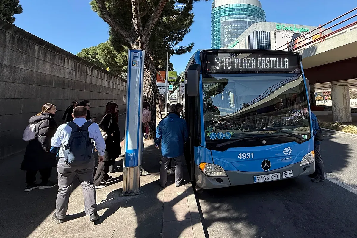Carreras, despistes y el 'fantasma' de la Circular en el primer día del bus que 'cose' la L10: "Como vayas con prisa..."