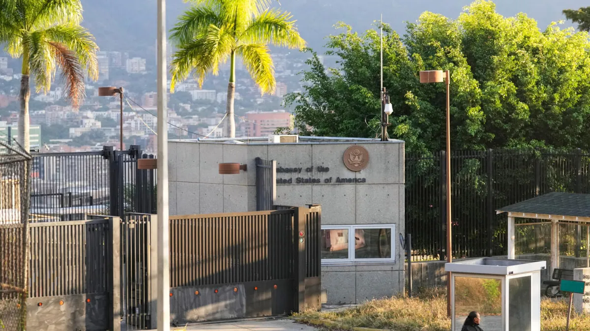 Venezuela: sept ans après sa fermeture, l'ambassade des États-Unis à Caracas reprend du service